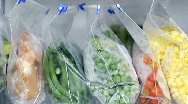 Cẩn thận khi dùng túi nilong bọc sản phẩm cất tủ lạnh