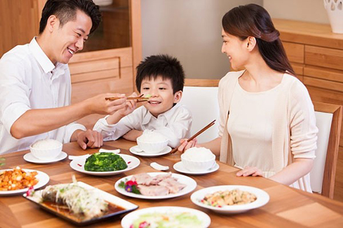 10 thói quen ăn uống bố mẹ nên học để con khỏe mạnh