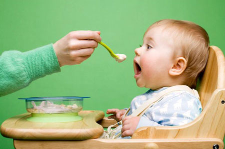 Chế độ dinh dưỡng cho trẻ sơ sinh mẹ cần phải biết