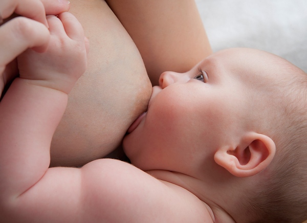 Những ngộ nhận về việc cho trẻ sinh non bú mẹ