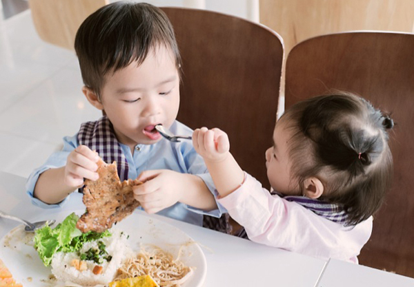 cách tập cho bé ăn cơm