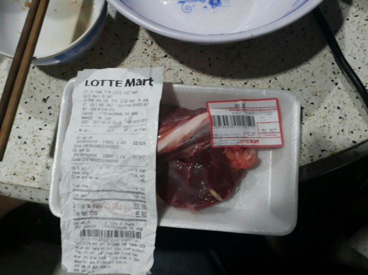 Kinh hoàng: Thịt bò của siêu thị Lotte Mart có dòi?