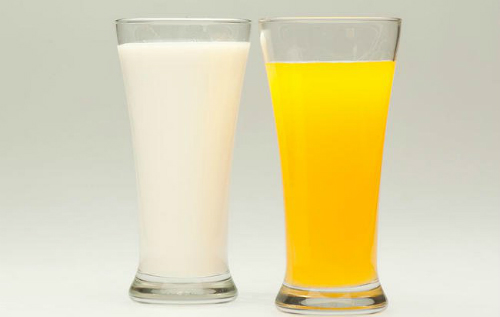 Nên uống sữa hay nước cam vào buổi sáng?