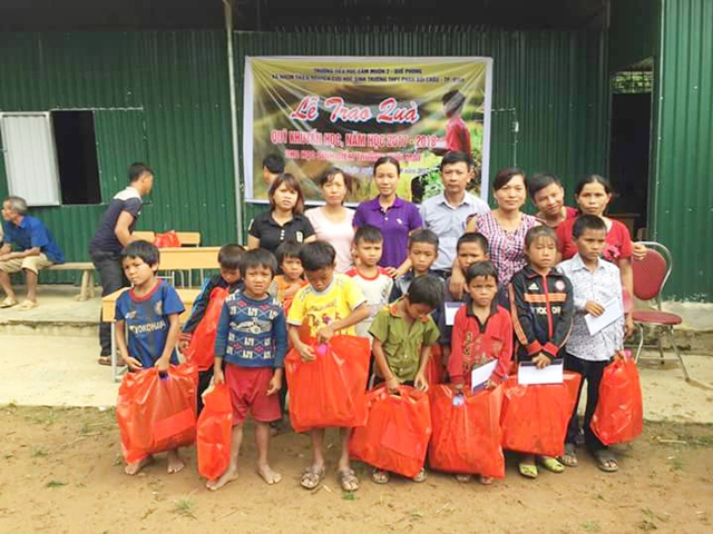 Những món quà thiết thực đã đến tay học sinh điểm trường xa nhất xã Huồi Máy trước thềm năm học mới 2017-2018